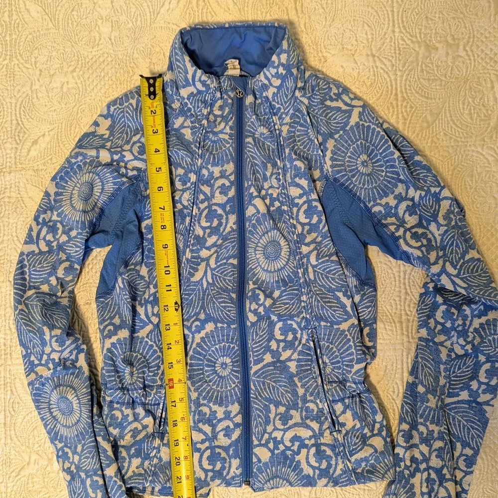 Lululemon Athletica Blue and White Patterned Utility Jacket - Picture 5 of 6